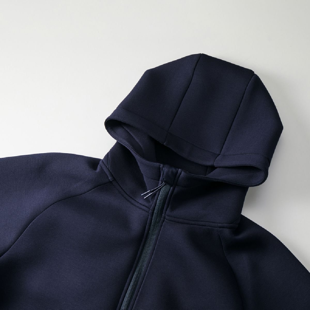 United Athle 2291-01 9.4oz T/R 卡板織拉鍊外套 8 項圈是高頸部設計,可防止風進入