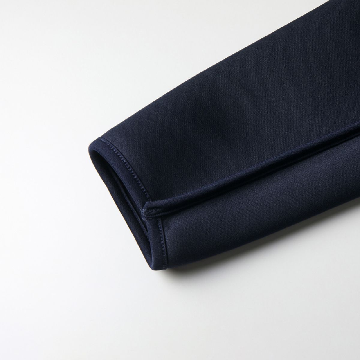 United Athle 2291-01 9.4oz T/R 卡板織拉鍊外套 13 袖子下的接縫餘量是管道,因此它不會接觸皮膚。