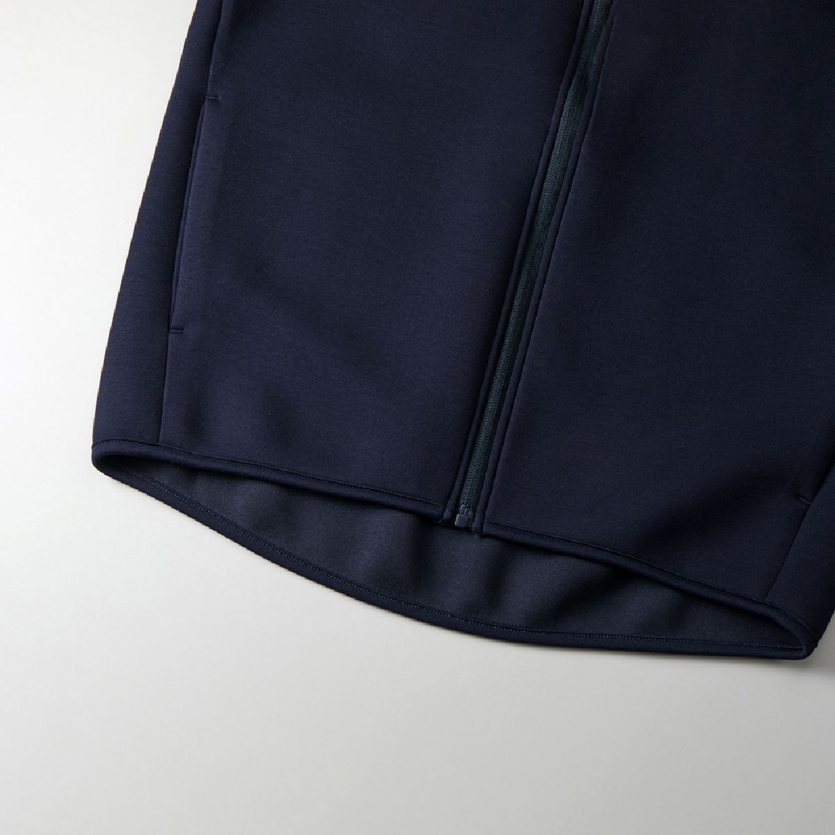 United Athle 2291-01 9.4oz T/R 卡板織拉鍊外套 16 下擺是管道,背面是溫和的圓形尾巴。
