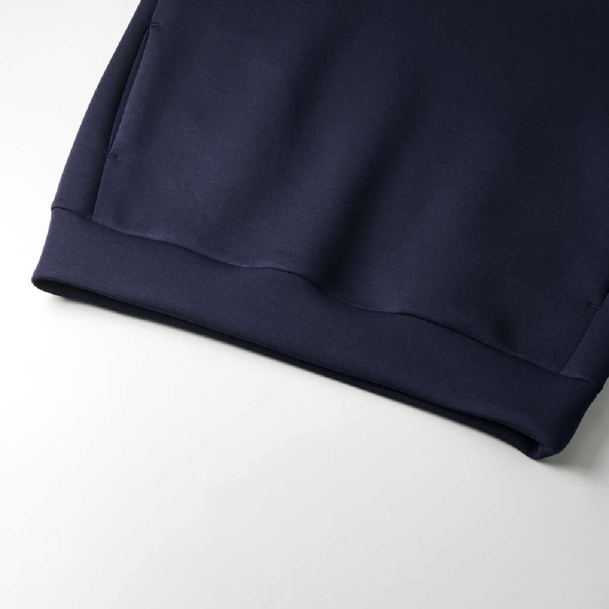 下擺由與身體相同的織物製成。