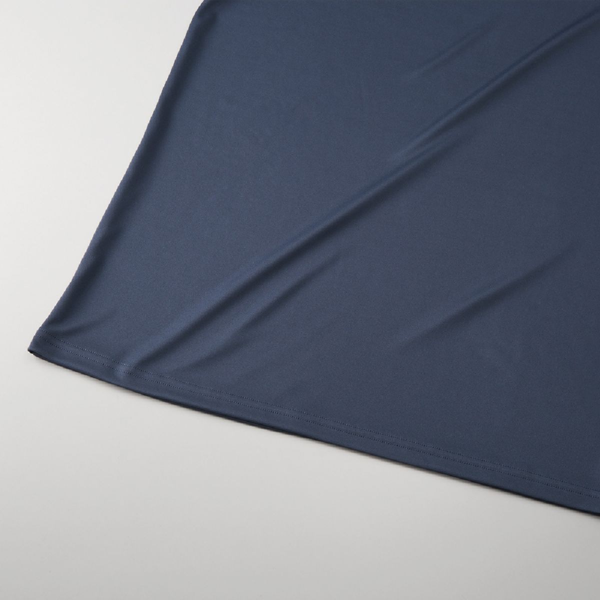 拆卸覆蓋後，下擺用兩個針和兩個針頭完成，使其結實。