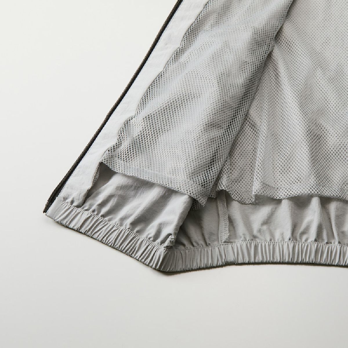 襯裡網眼的顏色對於灰色灰色的顏色相同，而其他顏色為黑色。