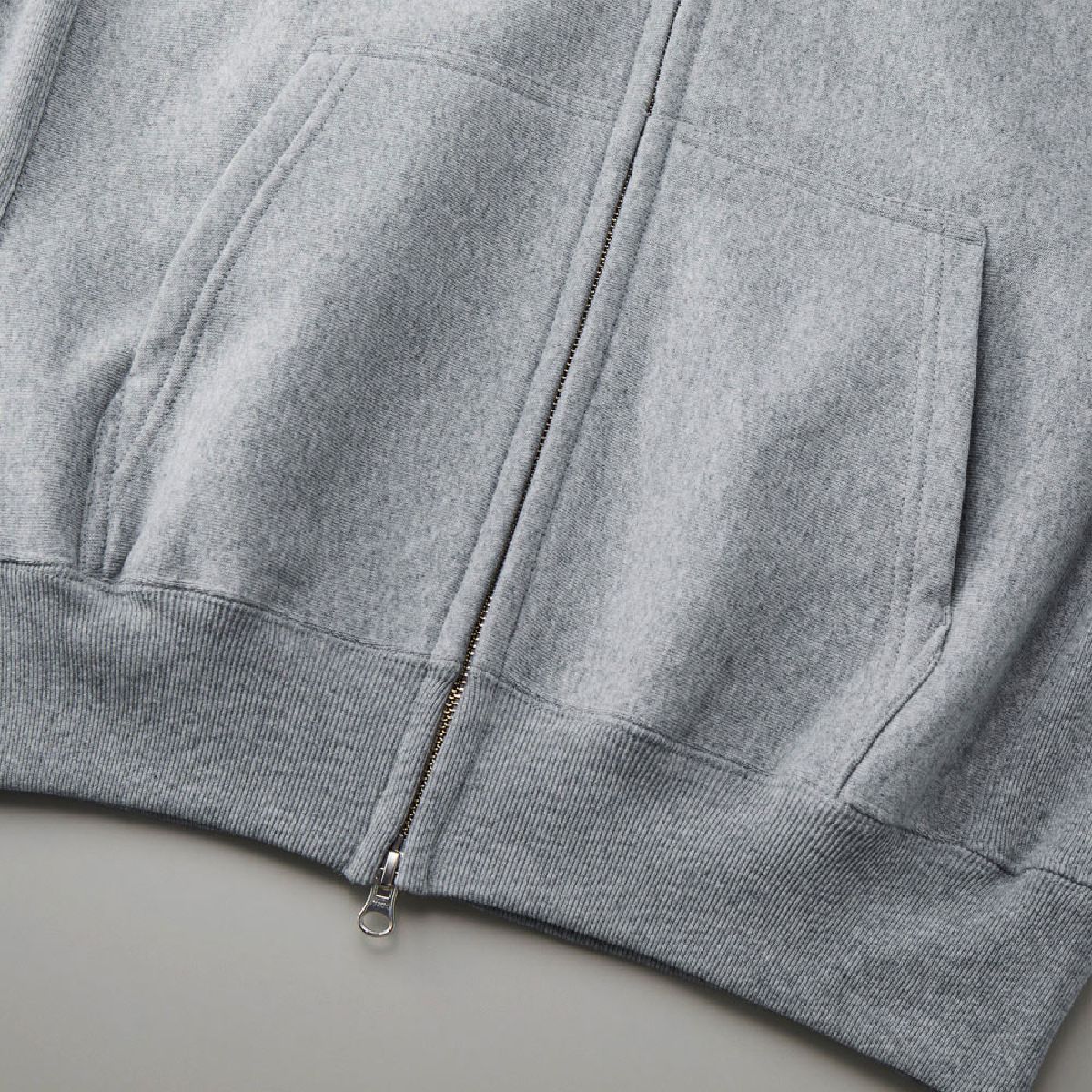 United Athle 5762-01 12.0oz 超厚重拉鍊連帽衛衣 13 袋鼠口袋規格,車身和肋骨線是耐用的雙針