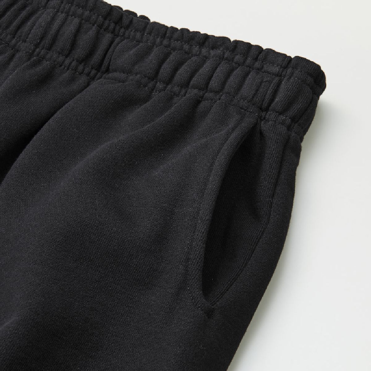 帶有一個側袋，可以輕鬆