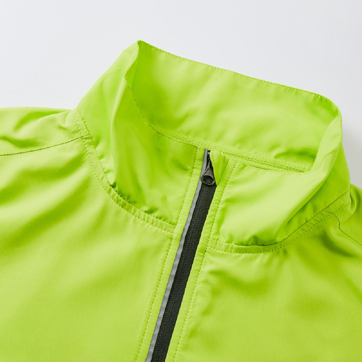 衣領是一種支架顏色，是保護下巴的下巴護衛規格，以及反射膠帶