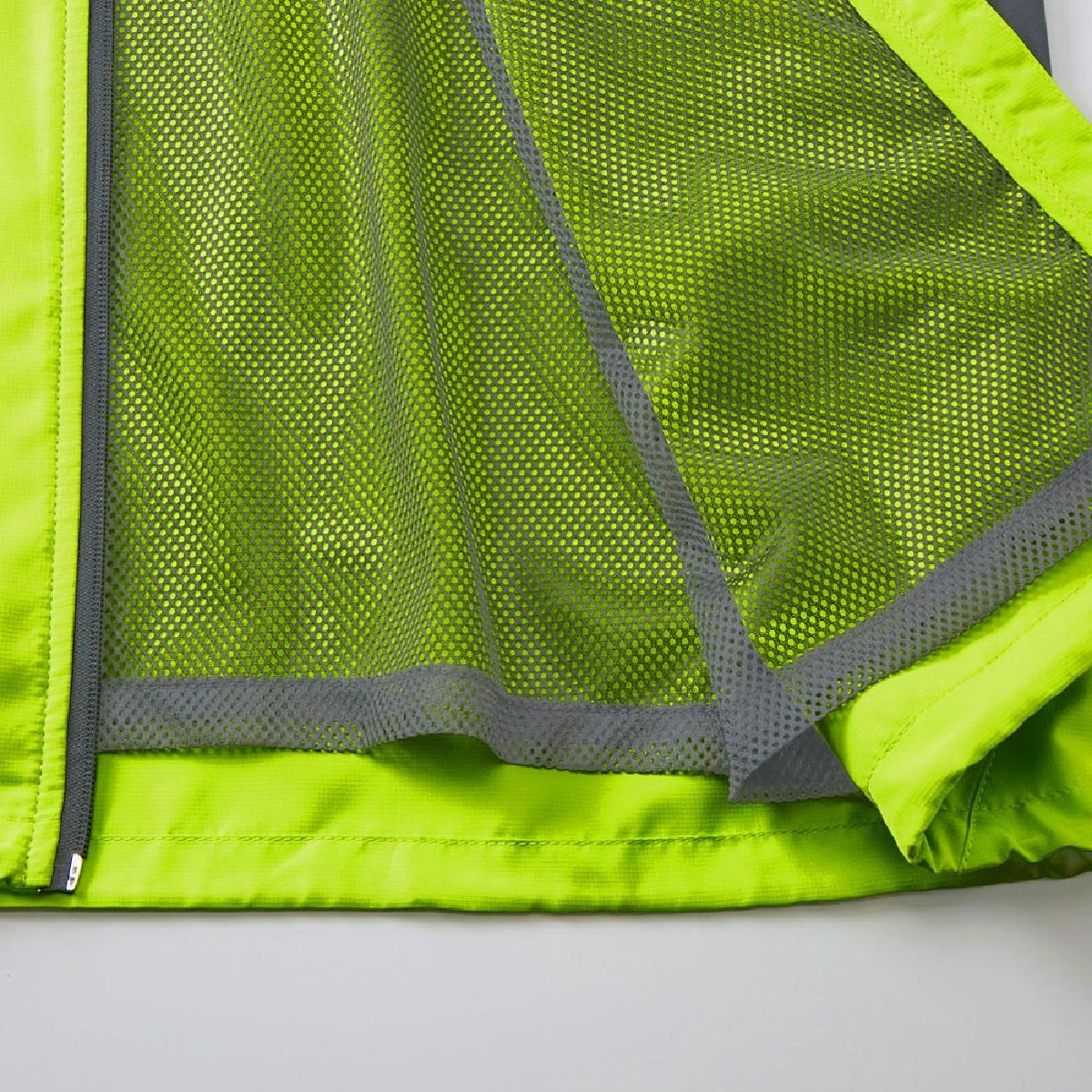 使用網狀材料襯裡，下擺閃光規格很方便地打印