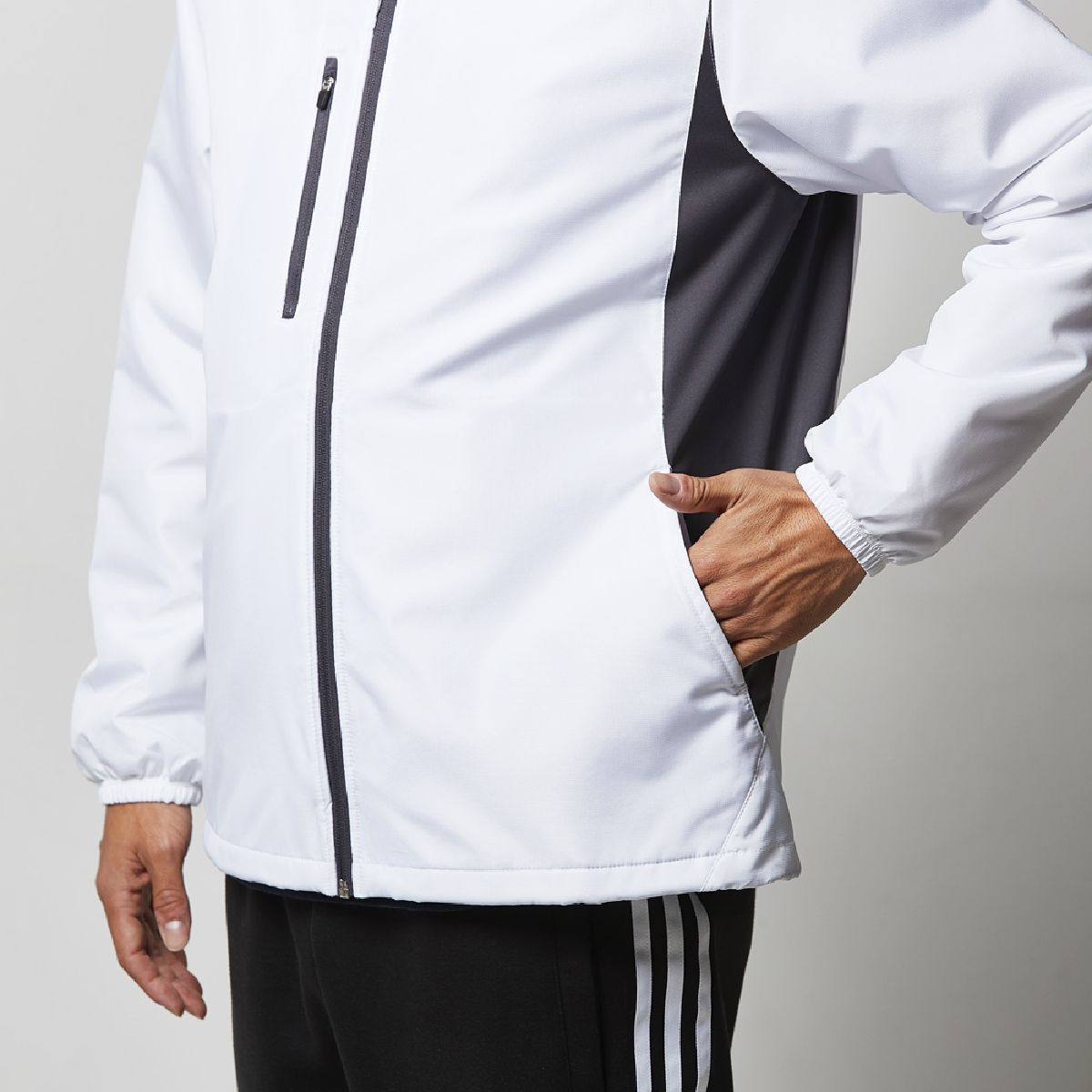 兩側方便的口袋，避開了防止冷空氣進入的規格。