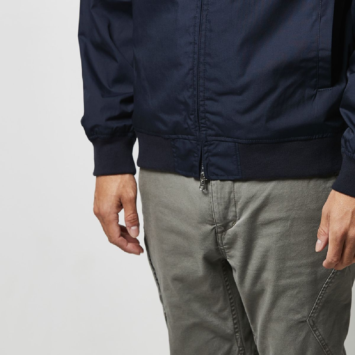 前拉鍊被義齒隱藏，這是由YKK製造的雙滑塊，Puller是Dalh型