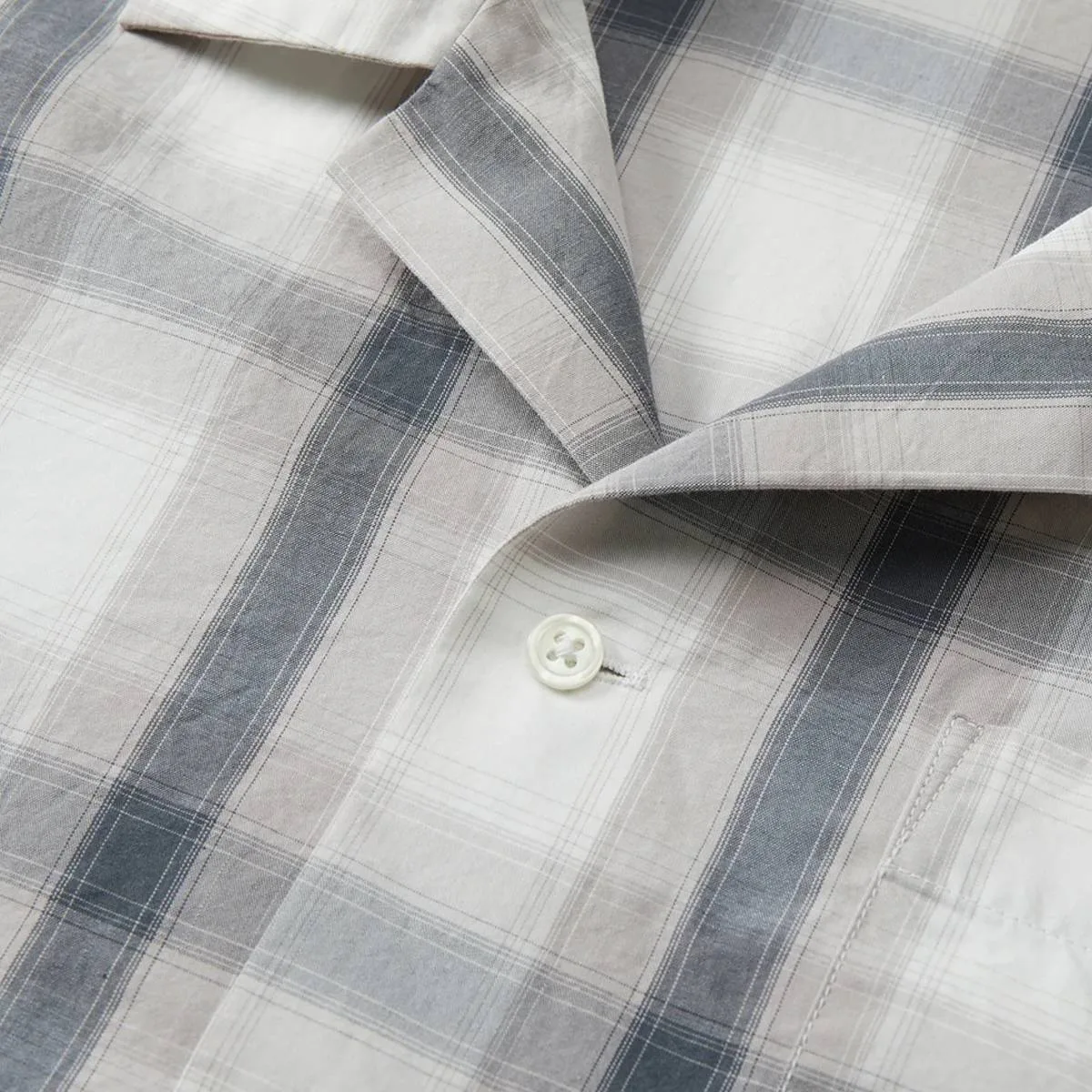 1008. 白色/灰色採用乳白色貝殼狀扣環。