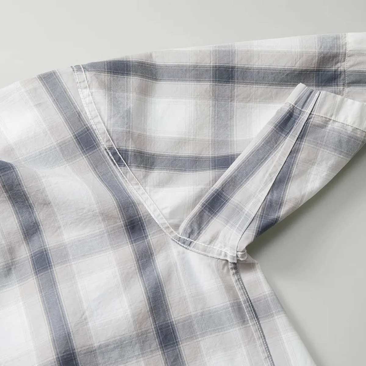 將衣服翻過來後，腋下和側縫線的特寫，顯示了結實的平縫縫合工藝。