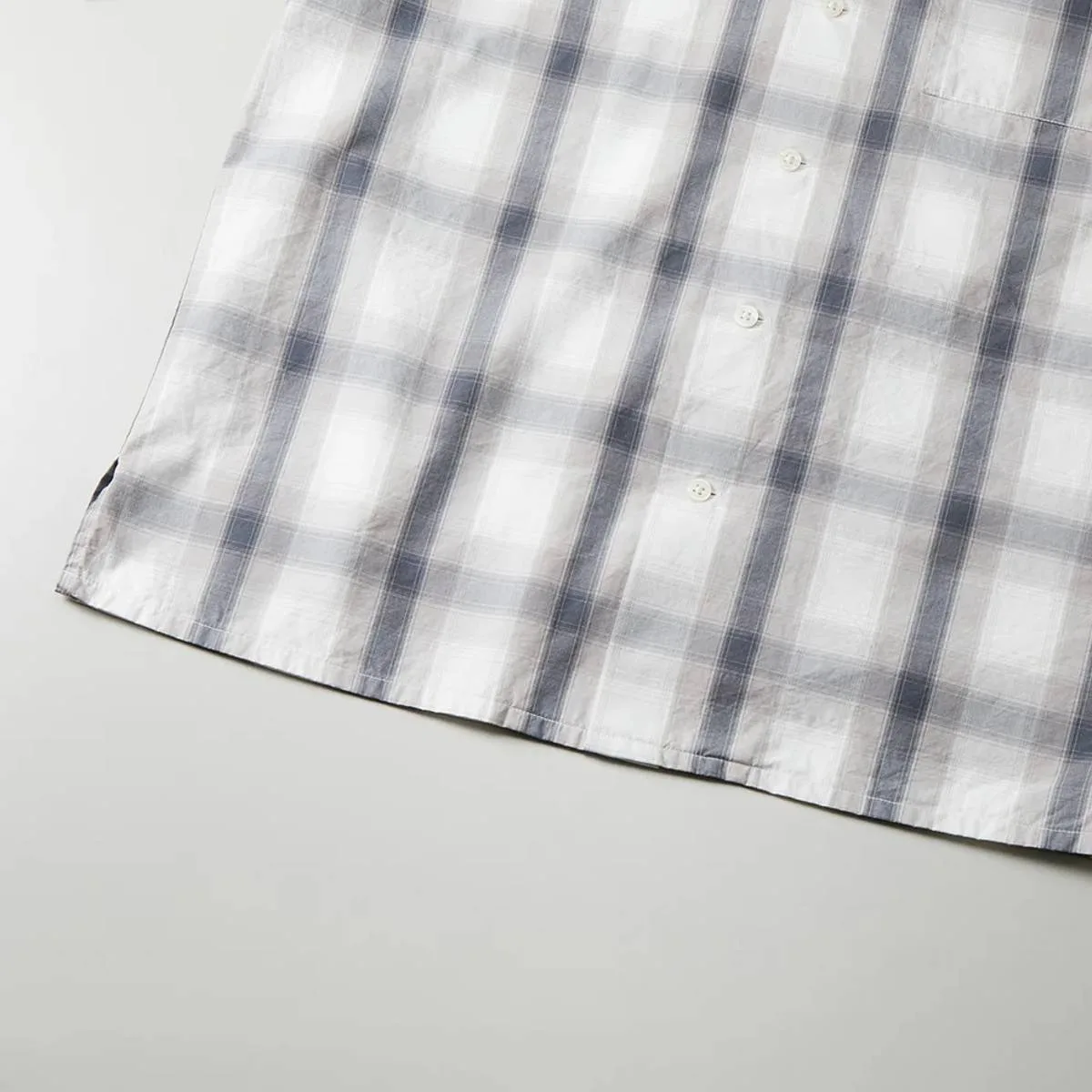 下擺是用單針縫製的。