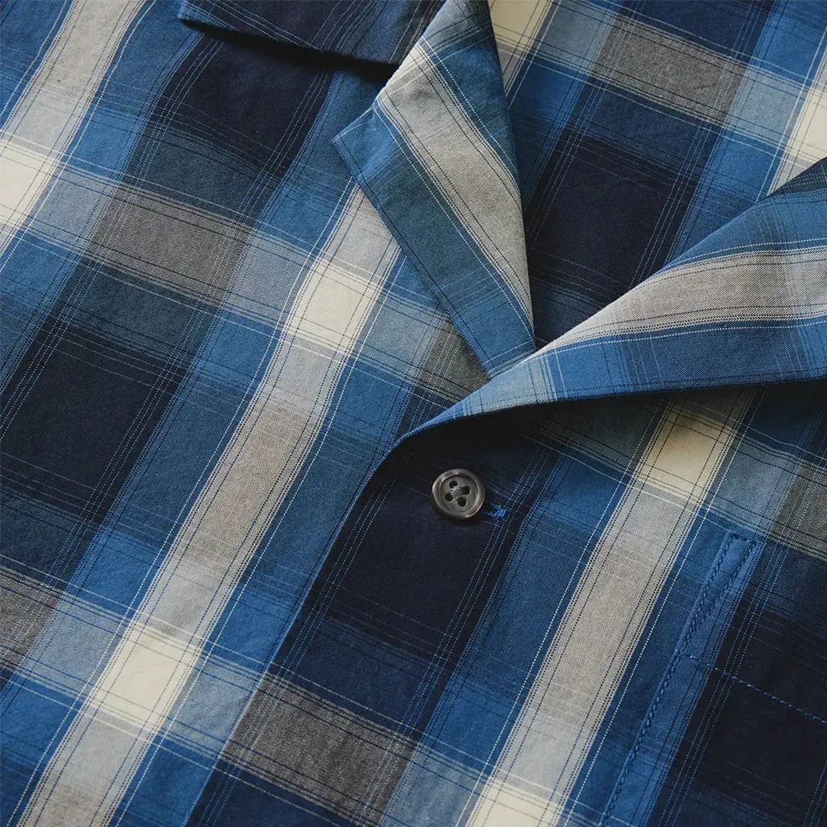 2001 年式黑色/白色和 4010 年海軍藍/米白色型號採用黑色貝殼狀扣環。