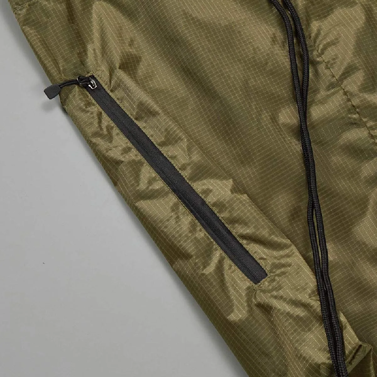 這款背包側邊設有拉鍊，即使背在背上也能方便取用物品。