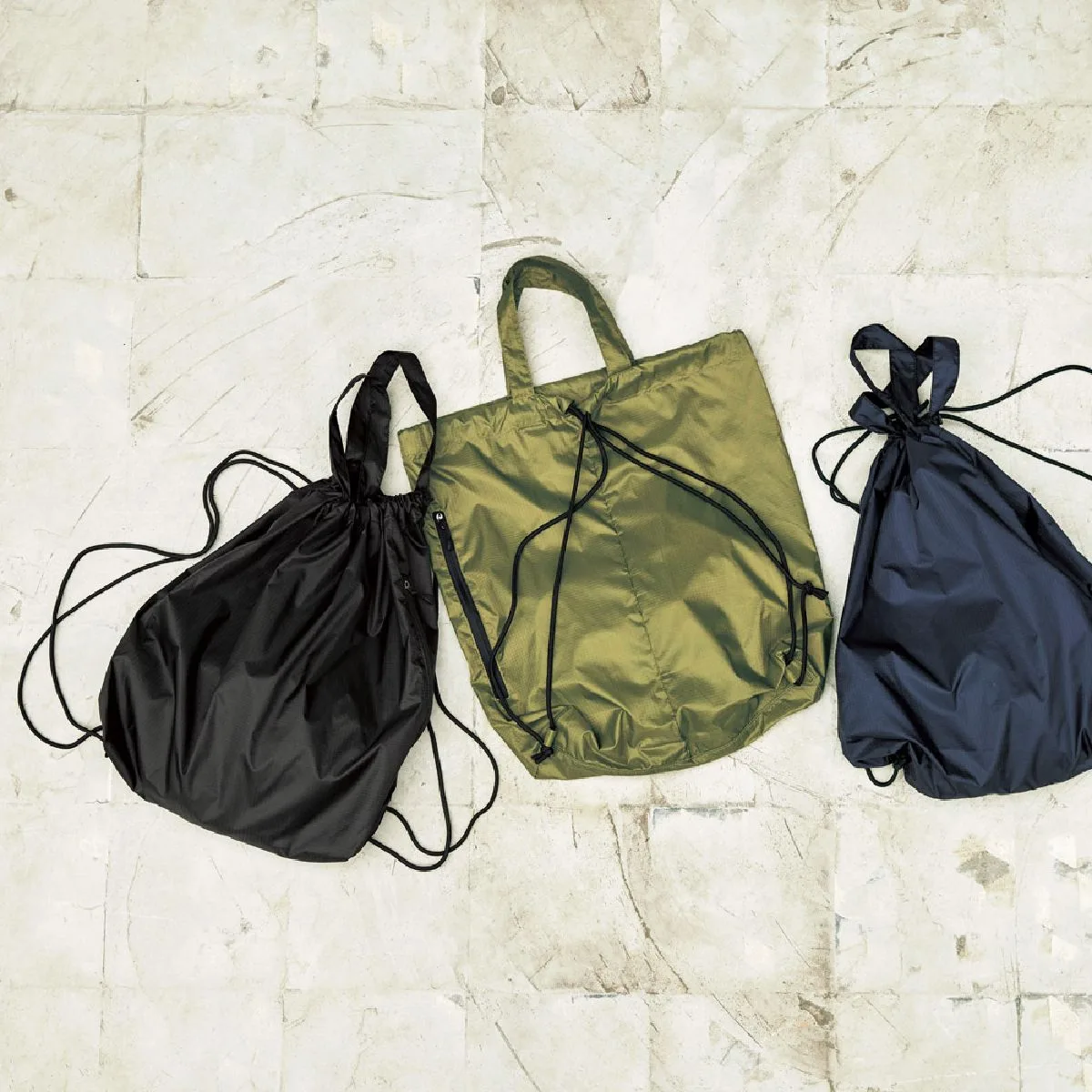 （由左至右）002. 黑色，033. 橄欖綠，086. 海軍藍