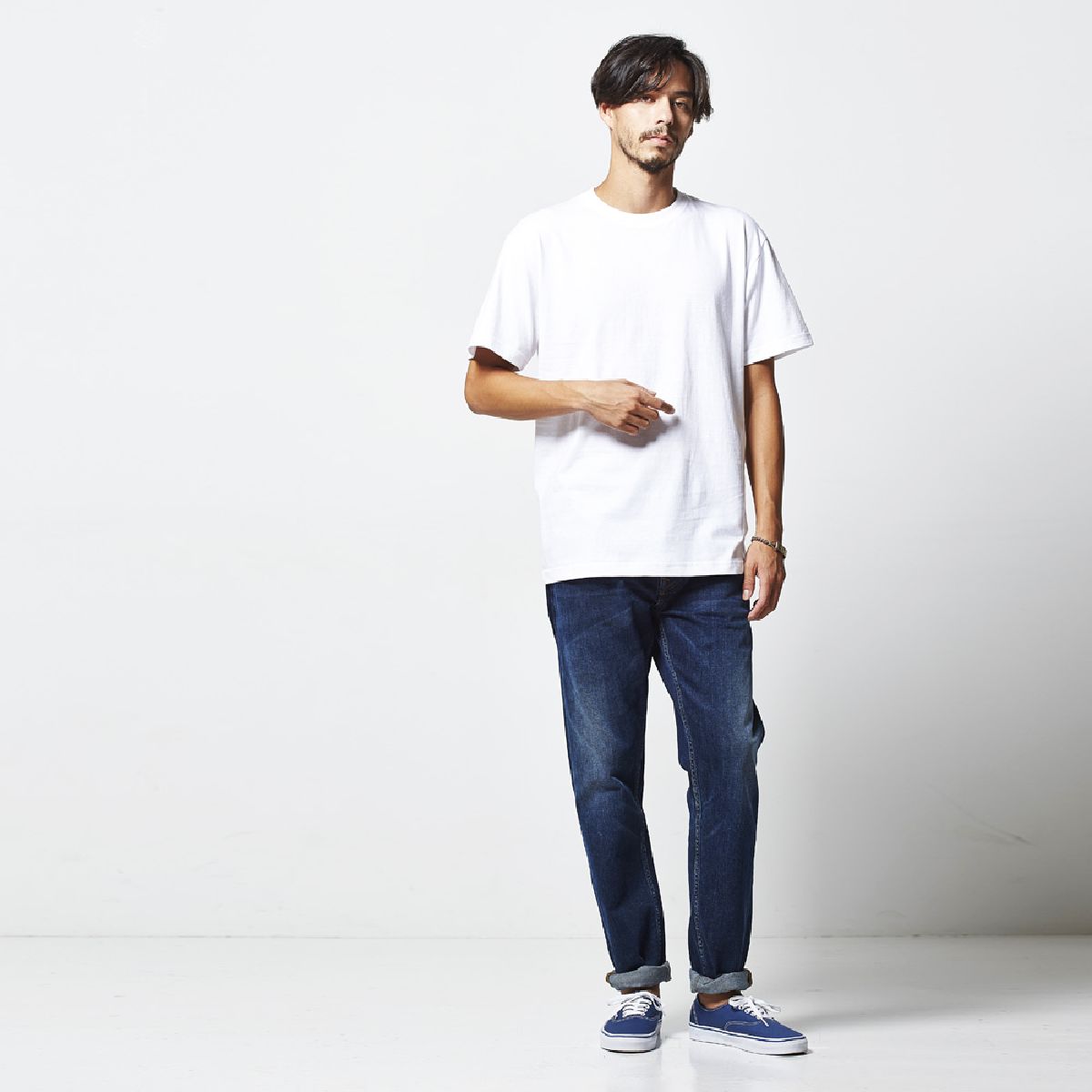 身高 182cm，穿著 L 碼，顏色 001。白色。