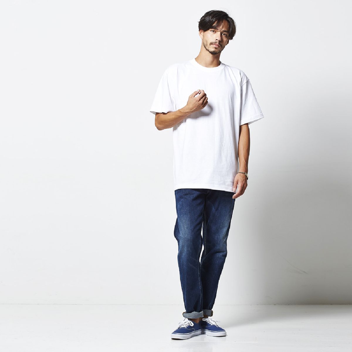 身高 182 厘米，穿著 XL 碼，顏色 001。白色。