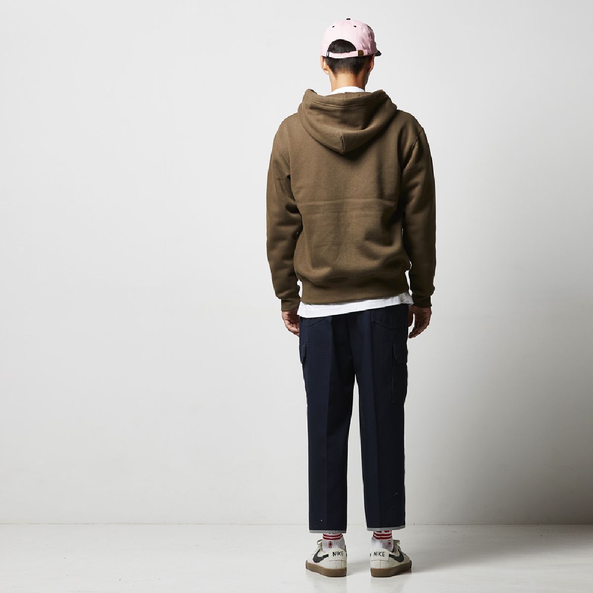 身高 182 厘米，尺寸 L，背部輪廓