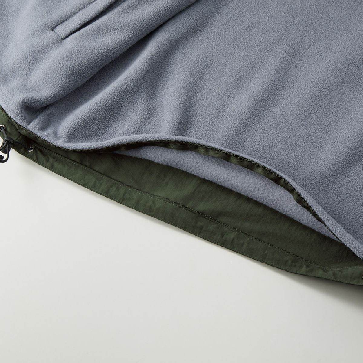 下擺的抓絨面設有隱藏式拉鍊，方便印花。